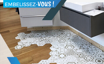 Décoration stickers sur un carrelage hexagonal dans une salle de bain