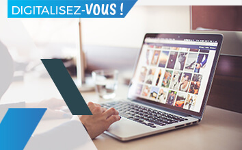 un internaute surf sur un site design